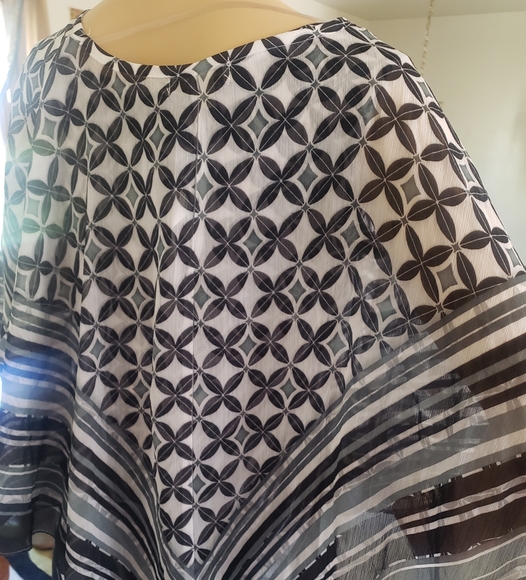 HOST PICK ππ FABULOUS KNIT TANK TOP AND PONCHO - Picture 4 of 5